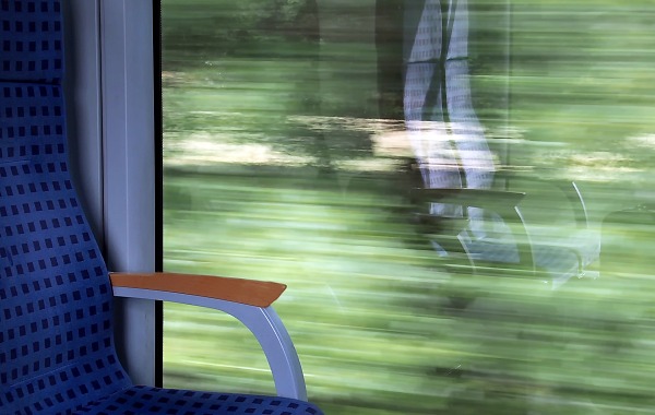 Fahrender Zug Blick aus dem Fenster