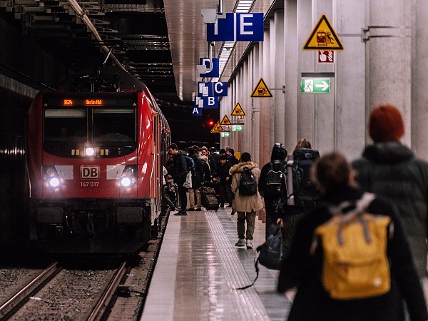 Beispielbild eines Bahnsteigt mit Zug und Fahrgästen