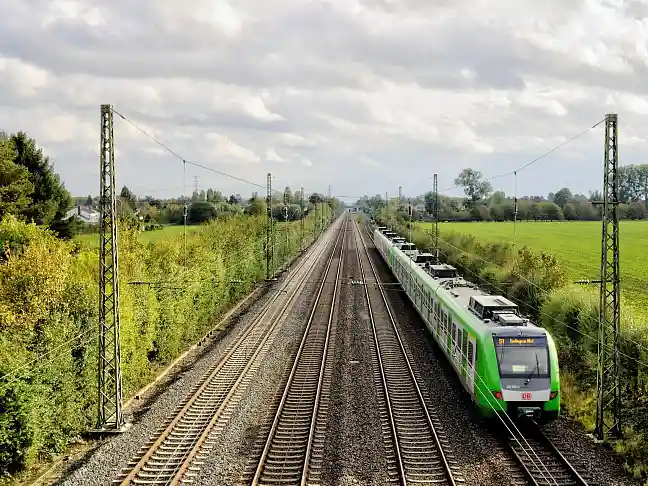 Grüner Zug auf Gleis fahrend