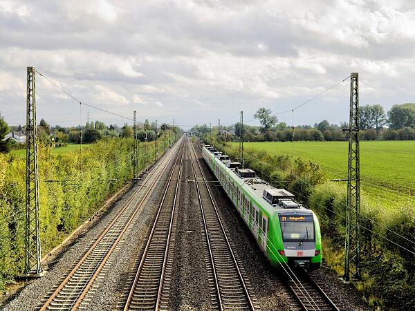 Personenzug auf Eisenbahngleis