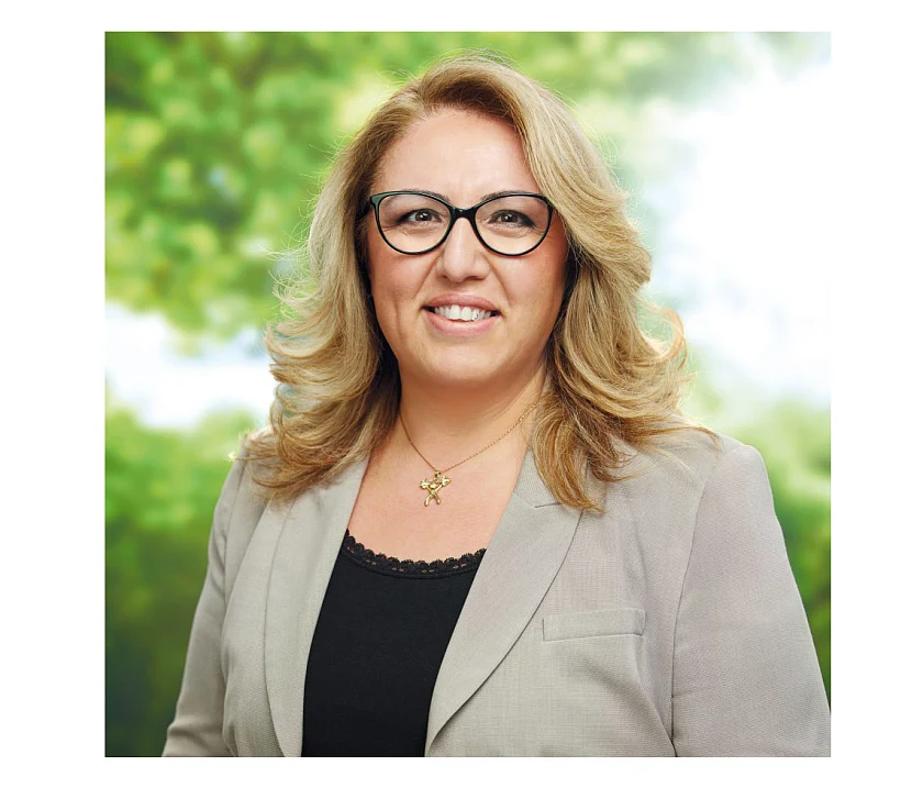 Auf dem Bild sehen Sie Senatorin Özlem Ünsal