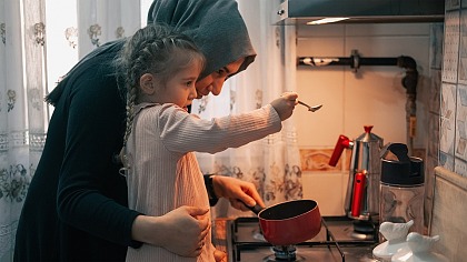 Eine Mutter und eine Tochter in der Küche 